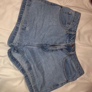 LIGHT WASH HIGH RISE BOYFRIEND JEAN SHORTS
